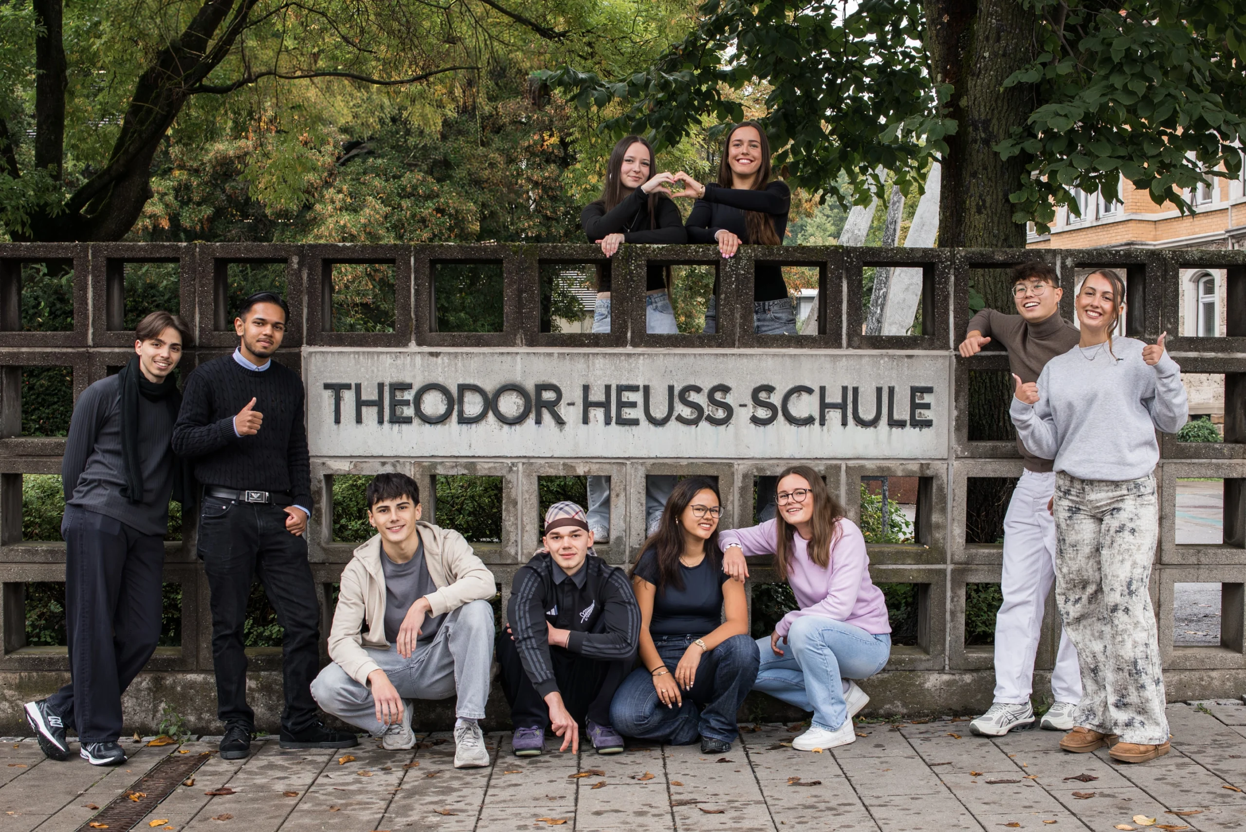 Businessfotografie in Reutlingen: Gruppenfoto eines Teams vor einem Schulgebäude
