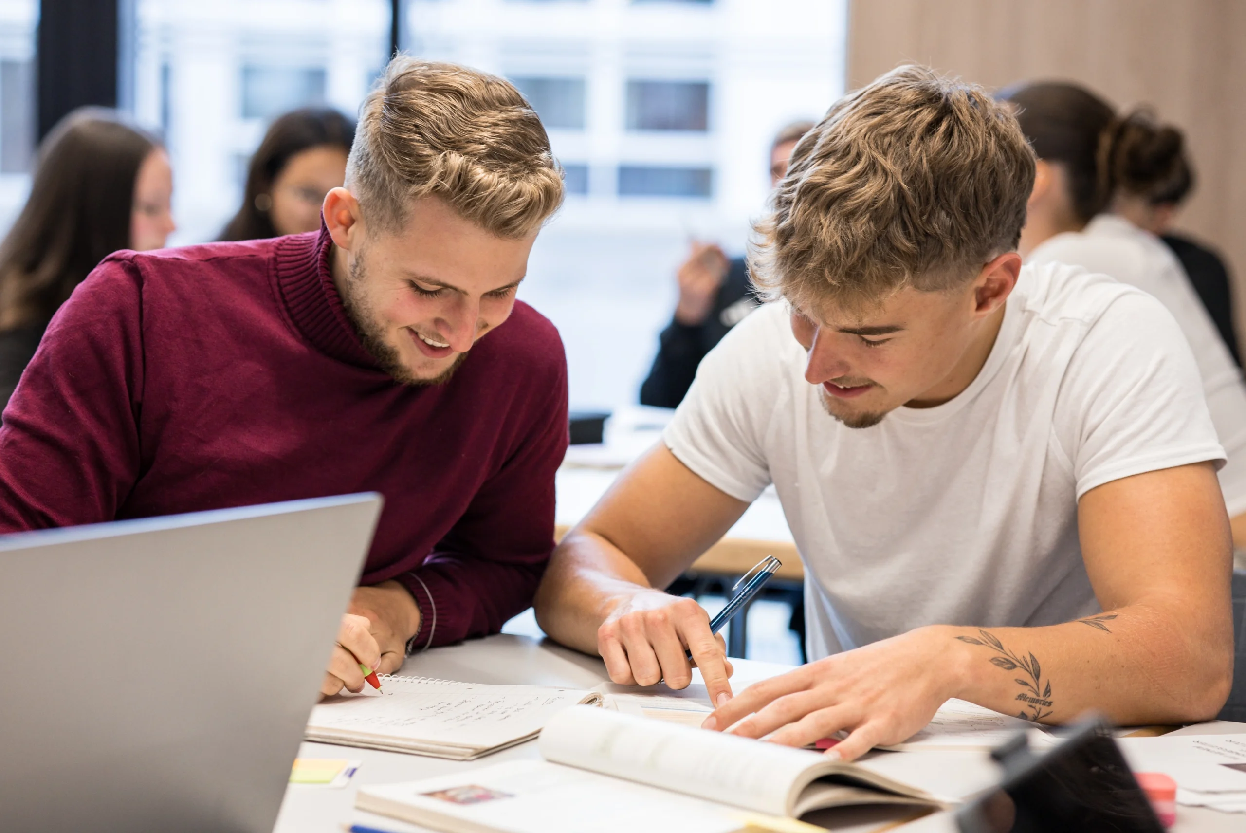 Businessfotografie in Reutlingen: Zusammenarbeit und Kommunikation in einer Lern- und Arbeitssituation