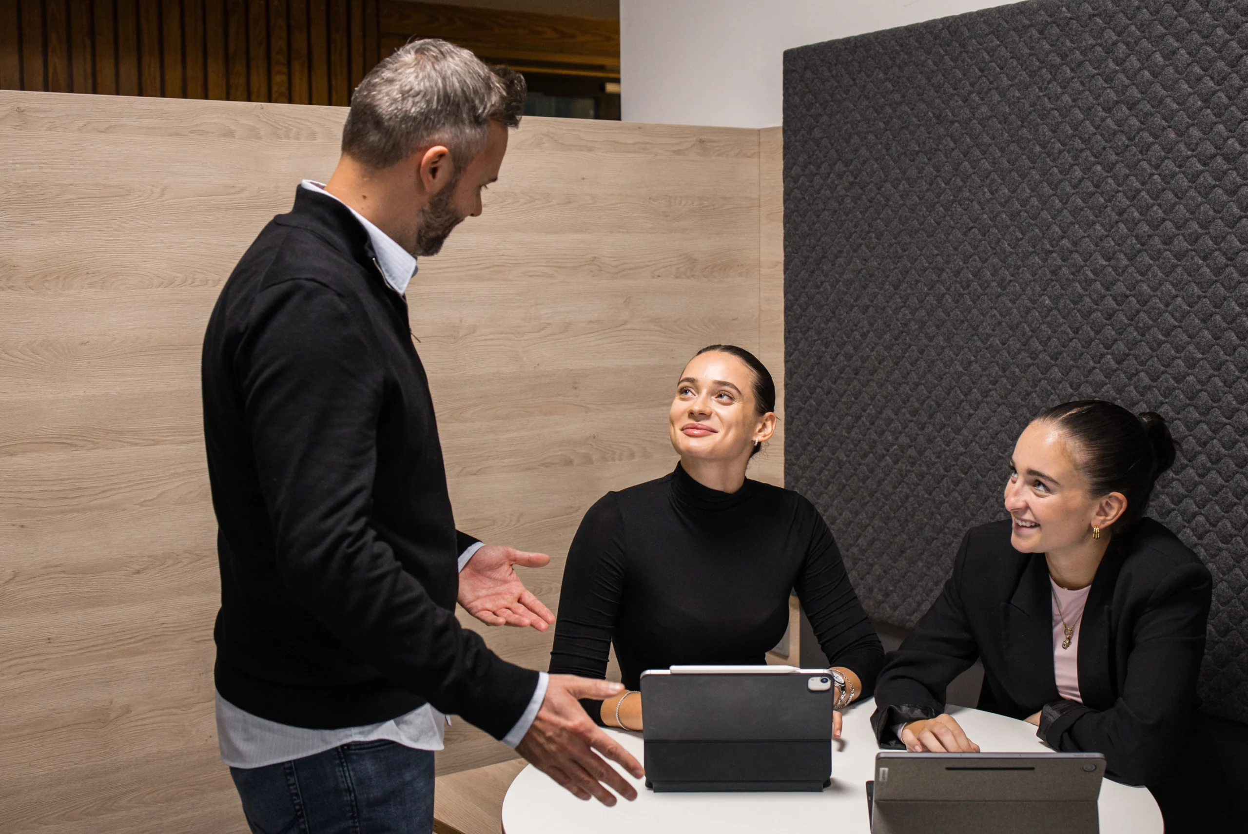 Businessfotografie in Reutlingen: sympathische Gesprächssituation