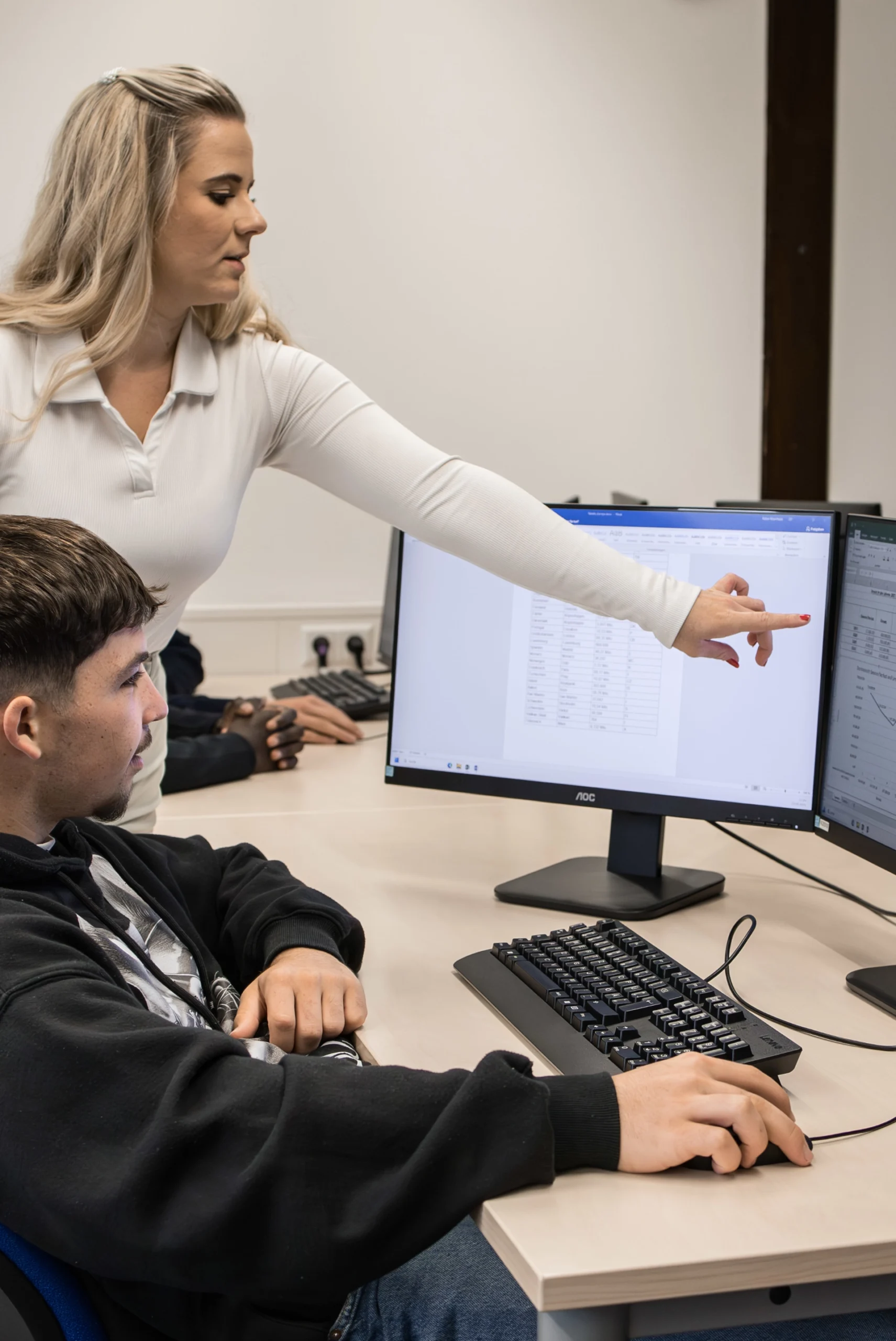 Businessfotografie in Reutlingen: Lehrerin erklärt Inhalte