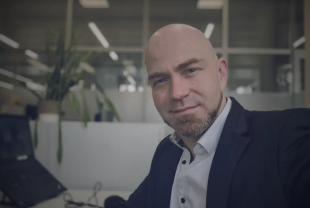 Michael Bachner von Raven Media mit professionellem Kamera-Equipment für Social Media Betreuung und Videoproduktion für Unternehmen